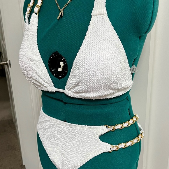 White Textured XL Bikini w/Chain Accents, Coordinated Layered Gold Tone Necklace - Picture 6 of 10